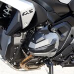 「【BMW・R1300GS海外試乗記】10年に一度のモデルチェンジ。バイク界のキング「GS」 の新たな時代への展開。軽量化、高出力化、そして一足飛びのアジリティーを見る。｜解説編」の12枚目の画像ギャラリーへのリンク