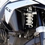 「【BMW・R1300GS海外試乗記】10年に一度のモデルチェンジ。バイク界のキング「GS」 の新たな時代への展開。軽量化、高出力化、そして一足飛びのアジリティーを見る。｜解説編」の20枚目の画像ギャラリーへのリンク