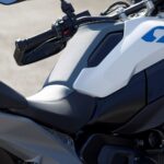 「【BMW・R1300GS海外試乗記】10年に一度のモデルチェンジ。バイク界のキング「GS」 の新たな時代への展開。軽量化、高出力化、そして一足飛びのアジリティーを見る。｜解説編」の22枚目の画像ギャラリーへのリンク