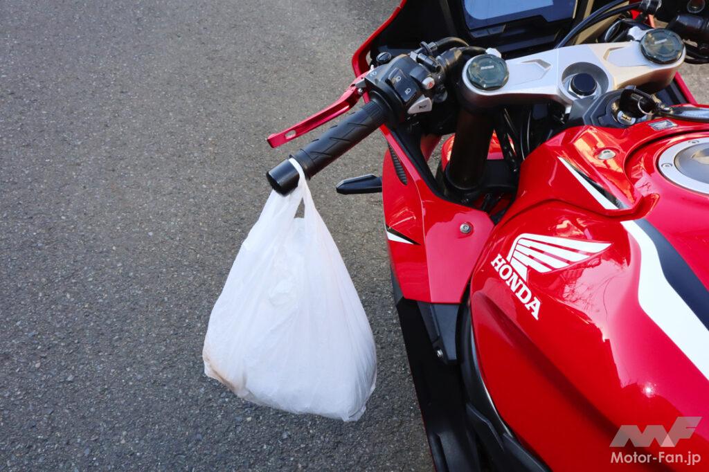 バイクのハンドルにバッグやレジ袋をかけて走るのは違反