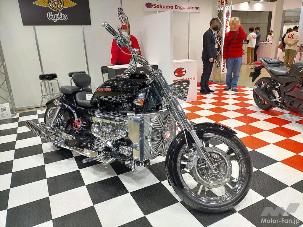 「5,730cc、V型8気筒OHVエンジンのバイク。乾燥重量は498kg！　米国のBOSS HOSS（ボスホス）｜モーターサイクルショー2024」の1枚目の画像