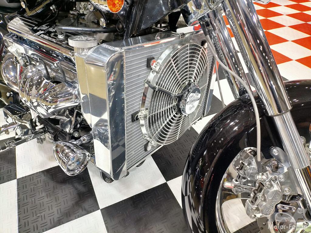「5,730cc、V型8気筒OHVエンジンのバイク。乾燥重量は498kg！　米国のBOSS HOSS（ボスホス）｜モーターサイクルショー2024」の3枚目の画像