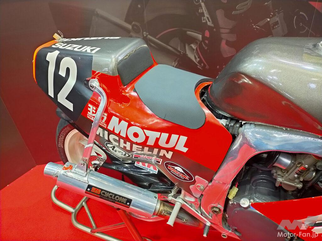 「“ポップ・ヨシムラ”が手掛けた世界初の集合管を装着したホンダ ドリームCB750FOURレーサー。1986年デイトナ＆8耐出場のヨシムラスズキGSX-R750もあり｜モーターサイクルショー2024」の17枚目の画像
