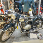 「1950年代にバイクメーカーだった老舗「コミネ」の超お宝車2台！　50ccの巨人（ジャイアント）号／125ccのKB-1｜モーターサイクルショー2024」の1枚目の画像ギャラリーへのリンク