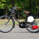 「1950年代にバイクメーカーだった老舗「コミネ」の超お宝車2台！　50ccの巨人（ジャイアント）号／125ccのKB-1｜モーターサイクルショー2024」の13枚目の画像ギャラリーへのリンク