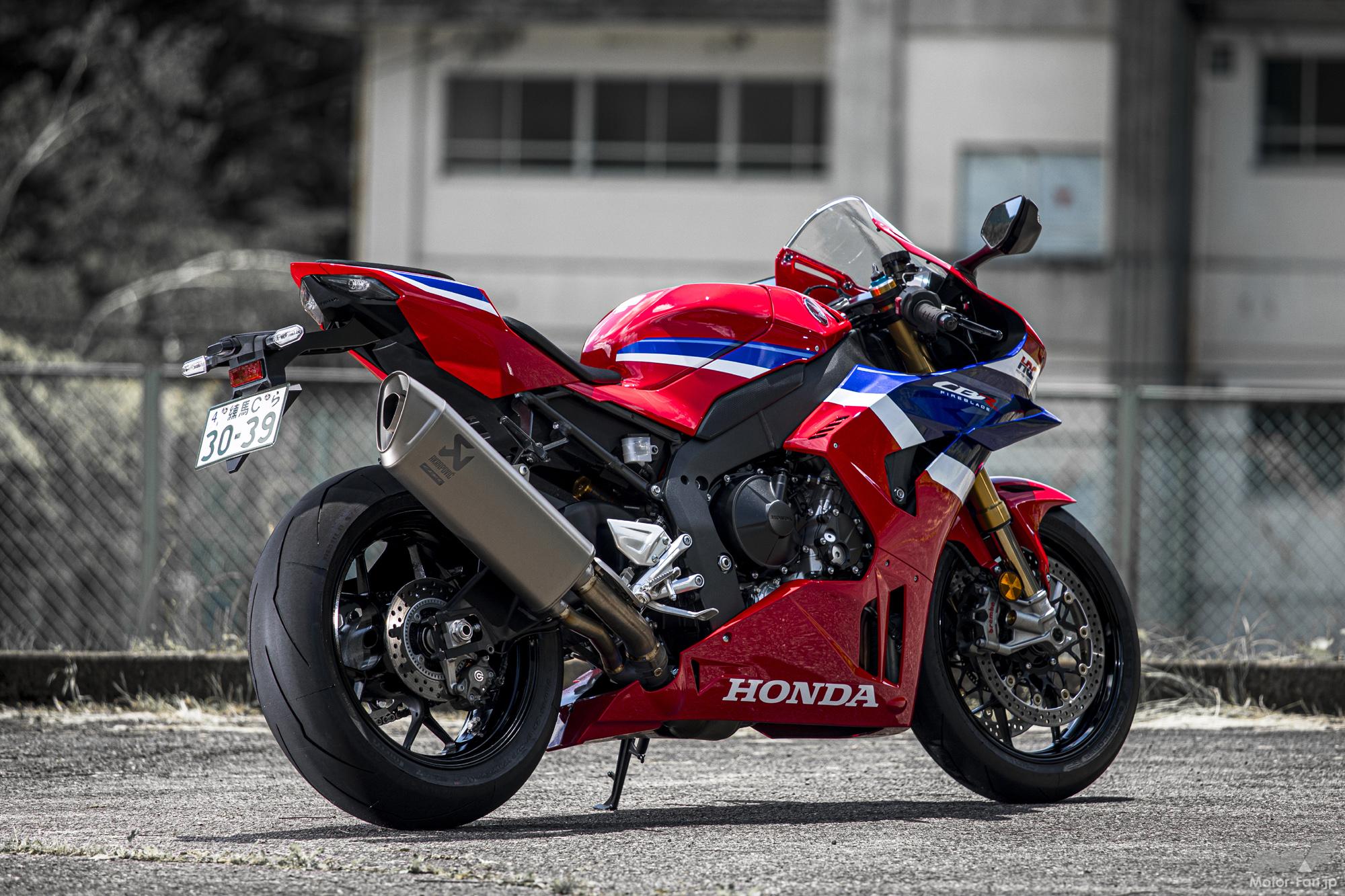 「ホンダ・CBR1000RR-R FIREBLADE SPで郊外を疾走。｜高回転型エンジンとは思えぬ、大人びたパワー特性でした！」の2枚めの画像