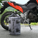 「大切な荷物を泥や雨から守る防水バッグ、NEWカラー登場！容量は30L・40L・60Lあり【デイトナ】」の5枚目の画像ギャラリーへのリンク