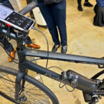 「フツーの自転車を後付けでアシスト自転車化する技術、ホンダの「スマチャリ」。どんな自転車にも装着できます！｜ジャパンモビリティショー2024」の2枚目の画像ギャラリーへのリンク