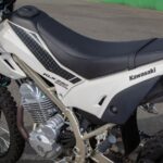 「シート高が低めのトレッキング向きバイク｜カワサキKLX230 シェルパがツーリングの楽しさを広げる！」の13枚目の画像ギャラリーへのリンク