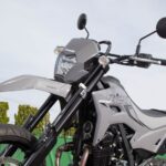 「カワサキの新型KLX230シリーズは３種類が存在する。モタード仕様のKLX230SMは2025年1月に発売」の3枚目の画像ギャラリーへのリンク