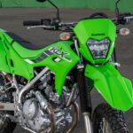 「カワサキの新型KLX230シリーズは３種類が存在する。モタード仕様のKLX230SMは2025年1月に発売」の2枚目の画像ギャラリーへのリンク