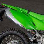 「カワサキの新型KLX230シリーズは３種類が存在する。モタード仕様のKLX230SMは2025年1月に発売」の13枚目の画像ギャラリーへのリンク