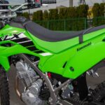 「カワサキの新型KLX230シリーズは３種類が存在する。モタード仕様のKLX230SMは2025年1月に発売」の14枚目の画像ギャラリーへのリンク