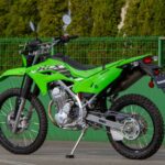 「カワサキの新型KLX230シリーズは３種類が存在する。モタード仕様のKLX230SMは2025年1月に発売」の5枚目の画像ギャラリーへのリンク