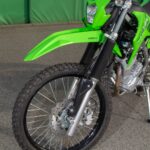 「カワサキの新型KLX230シリーズは３種類が存在する。モタード仕様のKLX230SMは2025年1月に発売」の6枚目の画像ギャラリーへのリンク