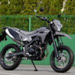 「カワサキの新型KLX230シリーズは３種類が存在する。モタード仕様のKLX230SMは2025年1月に発売」の16枚目の画像ギャラリーへのリンク