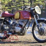 「昭和バイク話｜65年ぶりに聖地に帰還した2ストパラレルツイン、浅間仕様のヤマハYDS1｜参加したヴィンテージレーサー【1／3】」の3枚目の画像ギャラリーへのリンク