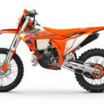 「グラフィックが違う、装備も特別！　KTM、MY2025 KTM・EXC CHAMPIONS EDITIONシリーズを発表」の4枚目の画像ギャラリーへのリンク