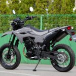 「カワサキの新型KLX230シリーズは３種類が存在する。モタード仕様のKLX230SMは2025年1月に発売」の17枚目の画像ギャラリーへのリンク