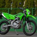 「カワサキの新型KLX230シリーズは３種類が存在する。モタード仕様のKLX230SMは2025年1月に発売」の4枚目の画像ギャラリーへのリンク