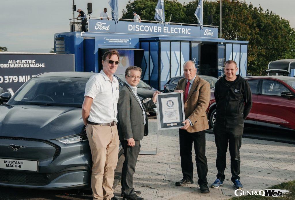 最新電気自動車フォード マスタング マッハ-E、英国において「EVの後続距離」ギネス世界記録を樹立