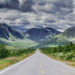 北欧ノルウェーでポルシェのフル電動モデル「タイカン」と「タイカン クロスツーリスモ」が人気の理由 - Stormy Norwegian Highway