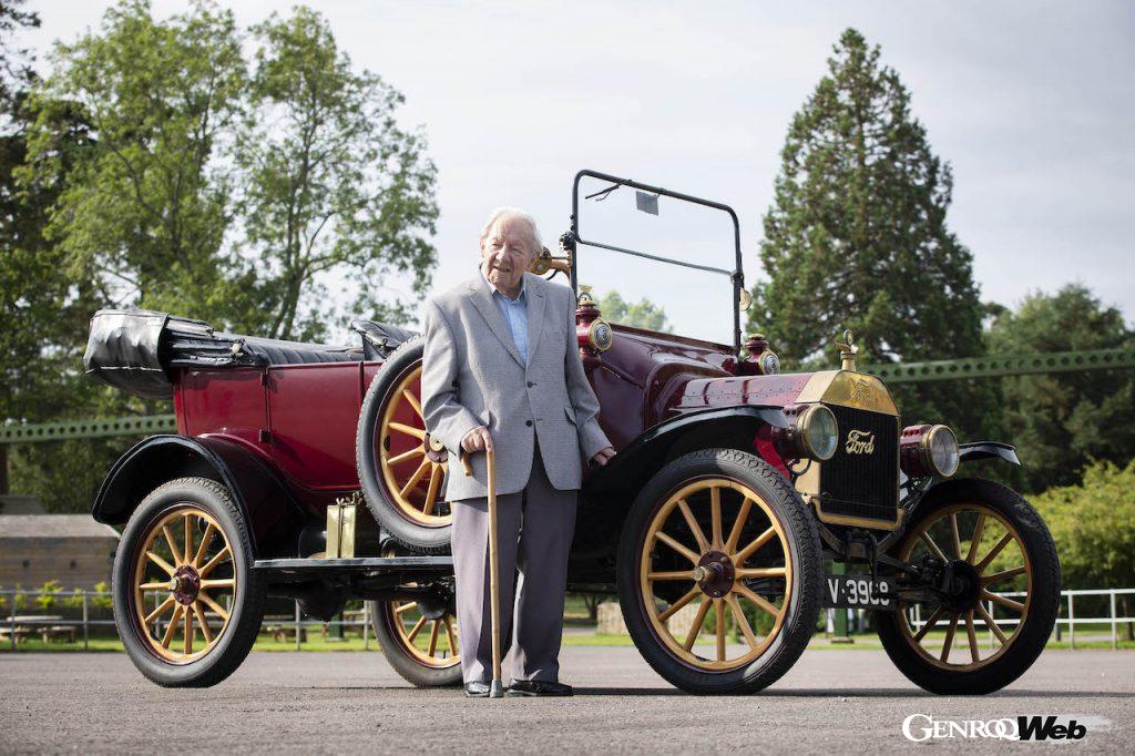 「101歳の現役ドライバー、T型フォードと最新のフォード マスタング マッハ-Eをドライブ 【動画】」の1枚目の画像