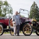 「101歳の現役ドライバー、T型フォードと最新のフォード マスタング マッハ-Eをドライブ 【動画】」の1枚目の画像ギャラリーへのリンク