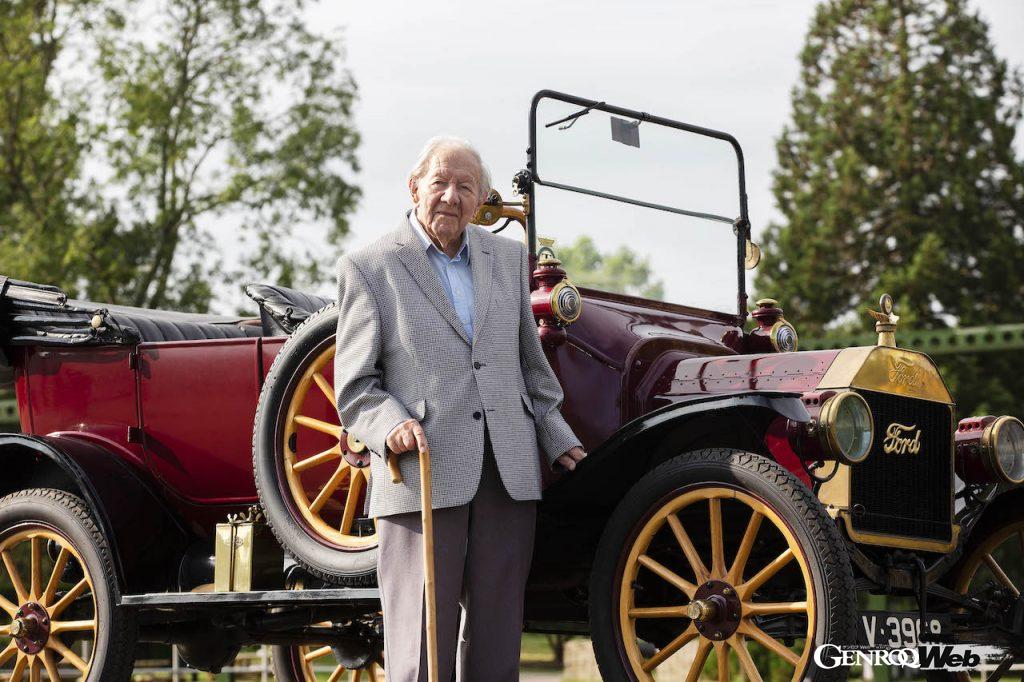 「101歳の現役ドライバー、T型フォードと最新のフォード マスタング マッハ-Eをドライブ 【動画】」の2枚目の画像