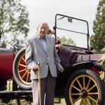 「101歳の現役ドライバー、T型フォードと最新のフォード マスタング マッハ-Eをドライブ 【動画】」の2枚目の画像ギャラリーへのリンク