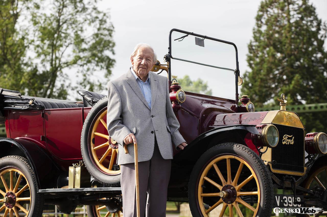 「101歳の現役ドライバー、T型フォードと最新のフォード マスタング マッハ-Eをドライブ 【動画】」の2枚目の画像