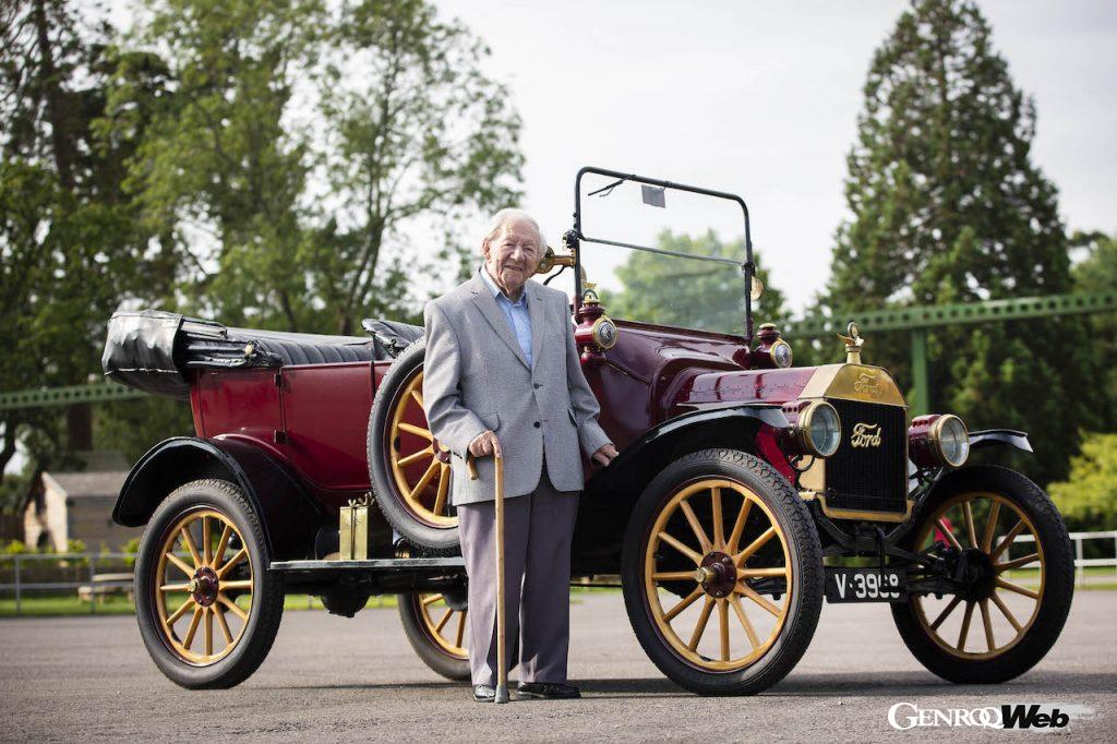 「101歳の現役ドライバー、T型フォードと最新のフォード マスタング マッハ-Eをドライブ 【動画】」の7枚目の画像