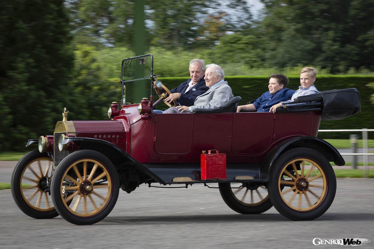 「101歳の現役ドライバー、T型フォードと最新のフォード マスタング マッハ-Eをドライブ 【動画】」の10枚目の画像