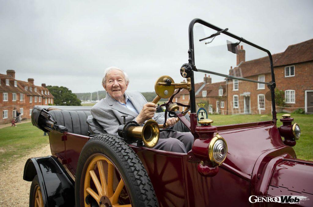 101歳の現役ドライバーが、「T型フォード」と最新の「マスタング マッハE」をドライブ