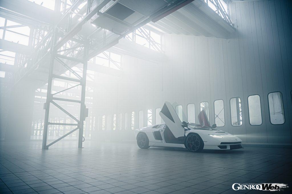 「ランボルギーニ、新型カウンタックを発表！ スーパーカーのアイコンが21世紀に復活」の15枚目の画像