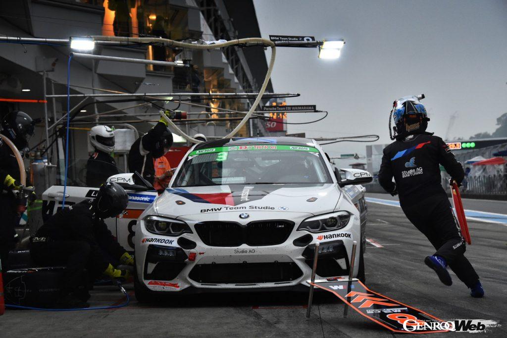 「BMW M2 CS RACINGで24時間耐久を走ったアラフィフモータージャーナリスト、アマチュアレースの醍醐味を語る」の1枚目の画像
