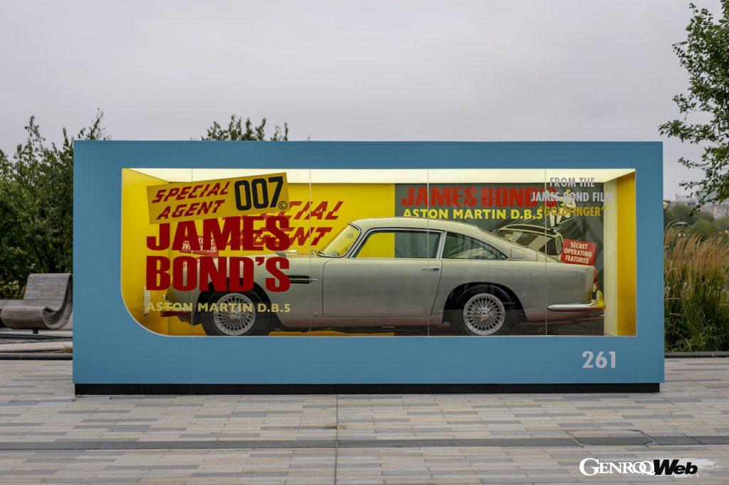 「アストンマーティン、ミニカーのDB5を実車で再現！ 『007／ノー・タイム・トゥ・ダイ』公開を記念して新旧ボンドカーも展示 【動画】」の2枚目の画像