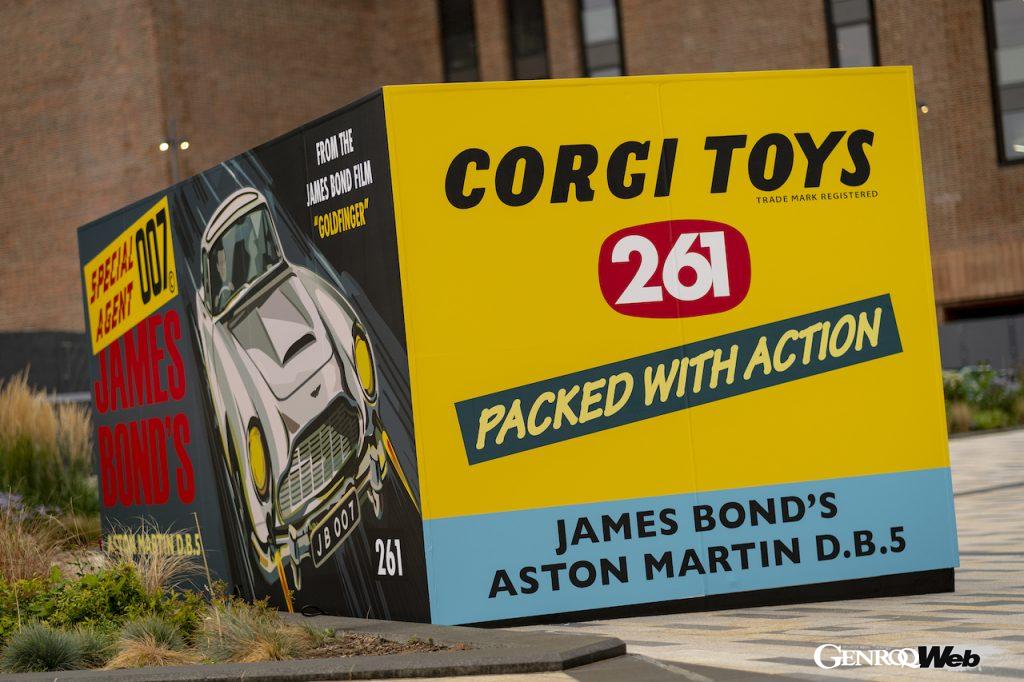 アストンマーティン、007シリーズ最新作『No Time To Die』のテレビスポットCMを公開、DB5を収めた巨大な「コーギーボックス」も登場