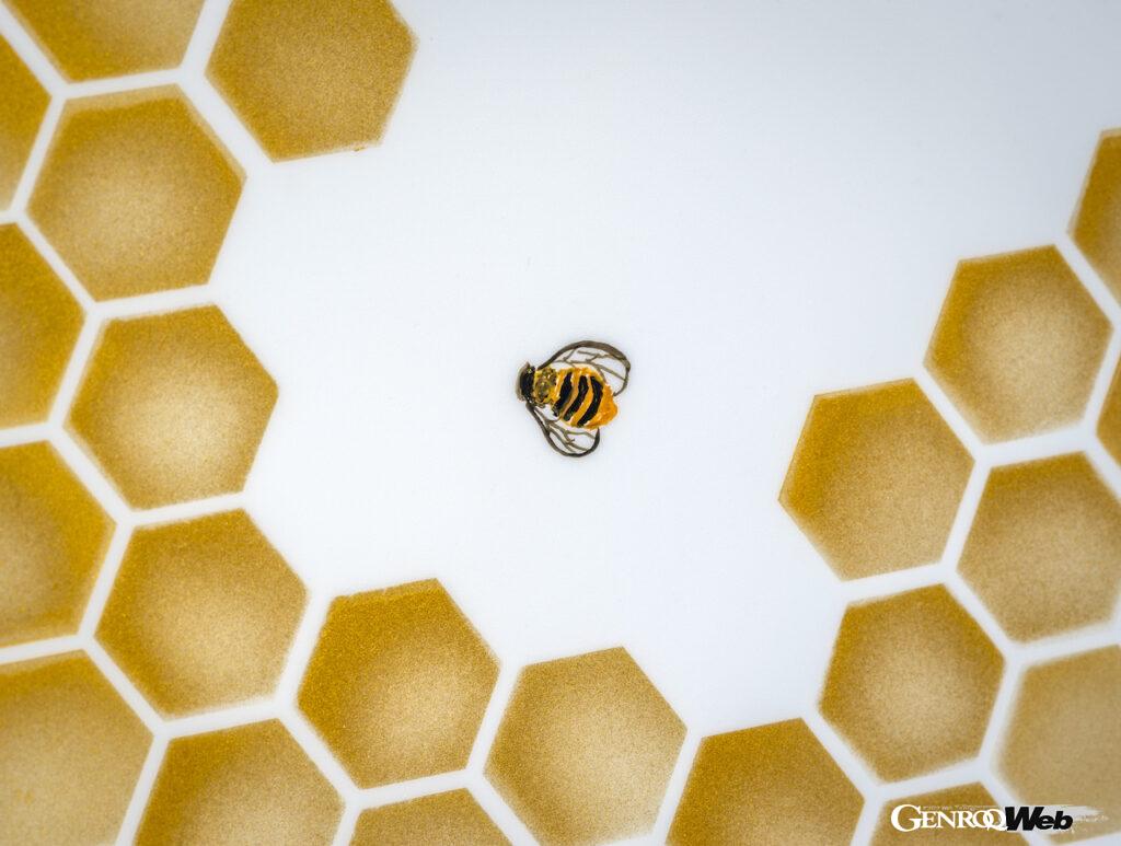 ミツバチとバラをボンネットに描いたロールス・ロイス ファントム、ロンドン・クラフト・ウィークに合わせて公開