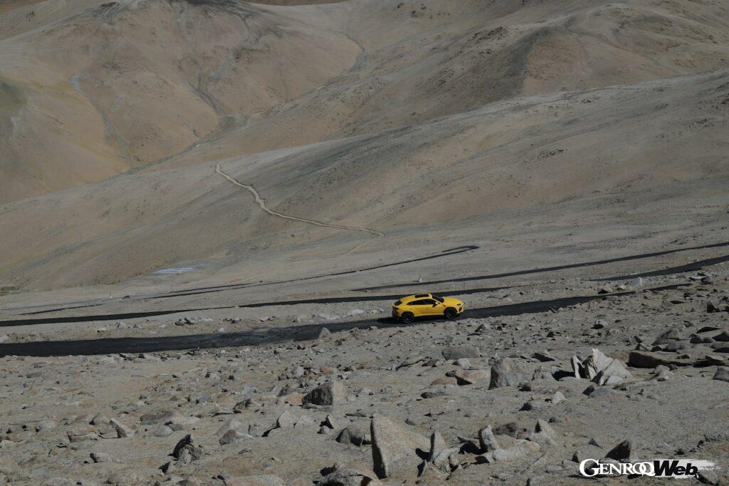 ランボルギーニ ウルス、1万9300フィートの世界最高地を誇る道路「ウムリング・ラ・パス」を走破