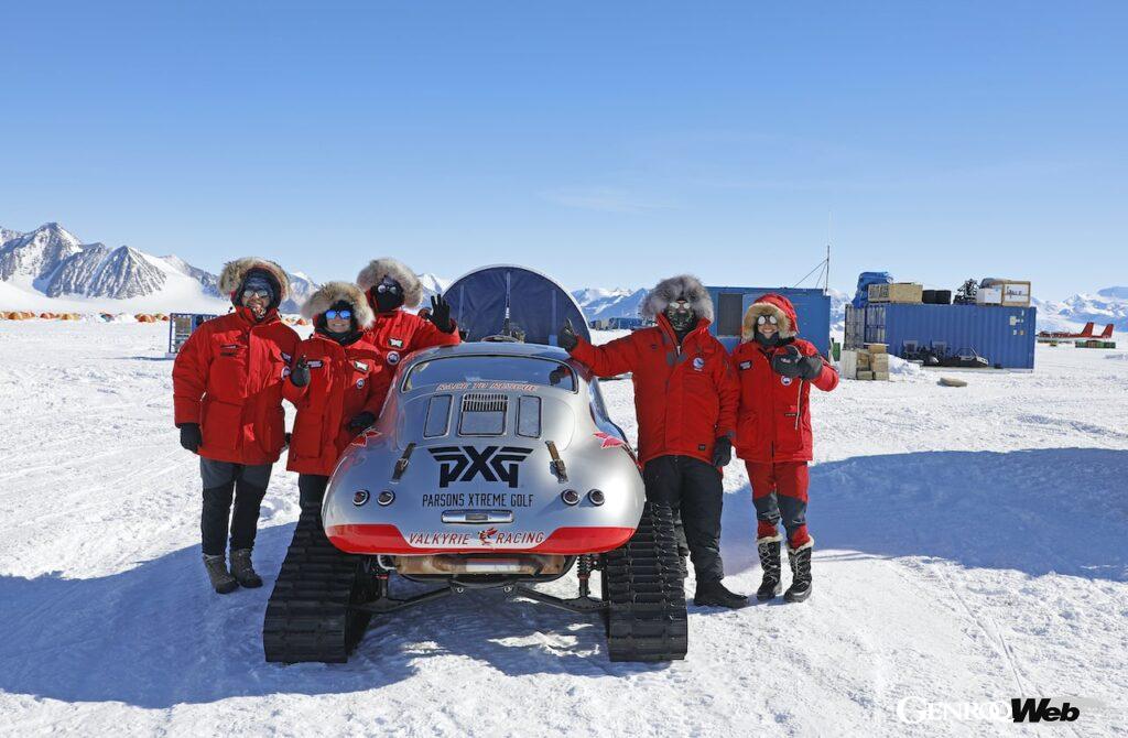 ヴァルキリー・ギブスのスキッド＆クローラー仕様ポルシェ 356 A、南極大陸のスタート地点に上陸