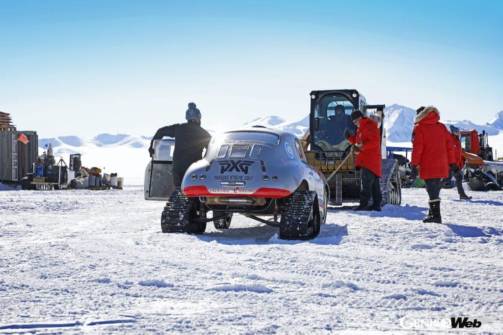 ヴァルキリー・ギブスのスキッド＆キャタピラ仕様ポルシェ 356 A、南極大陸のスタート地点に上陸