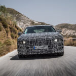 BMWの次世代フラッグシップEV、i7のカモフラージュ車両。正面ビュー