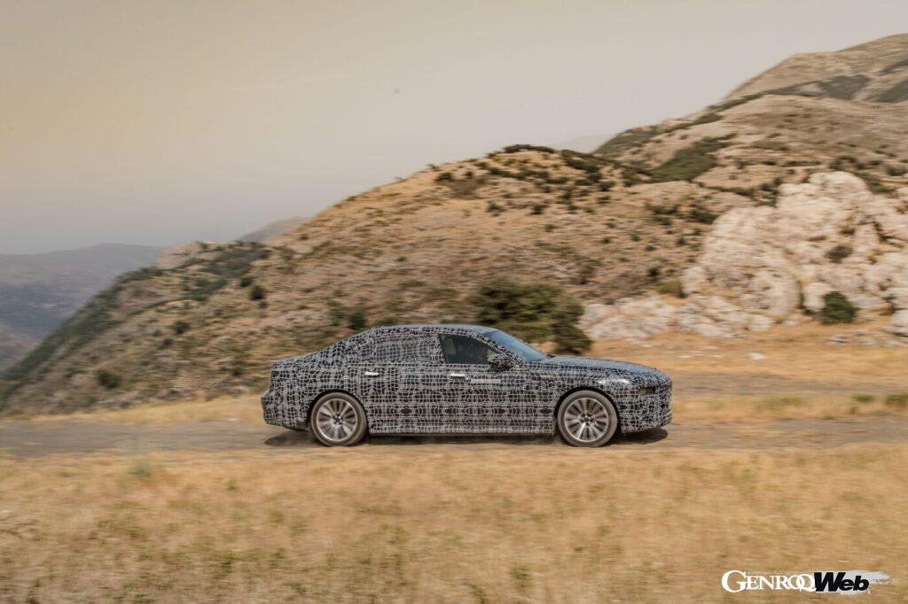 BMWの次世代フラッグシップEV、i7のカモフラージュ車両。サイドビュー