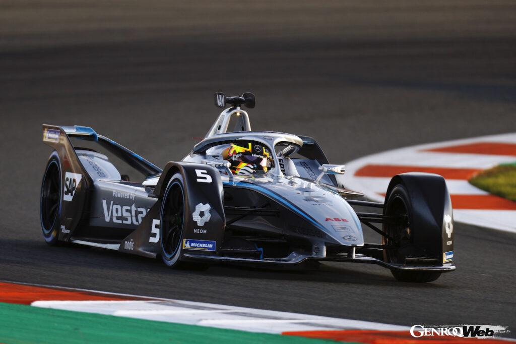 シーズン8に向けてバレンシアのテストに挑むメルセデス-EQ フォーミュラEチームのマシン