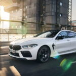 改良新型が登場した「BMW M8 コンペティション グランクーペ」の走行シーン。