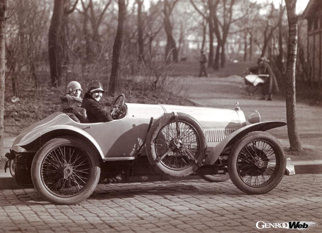女性初のGPウィナーとして知られるエリザベス・ジュネックと、彼女の愛車ブガッティ タイプ30