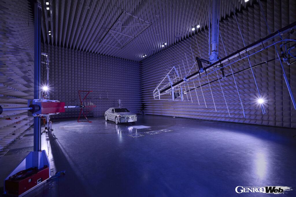 BMW i7の音響テスト風景。EMC アブソーバー ホール