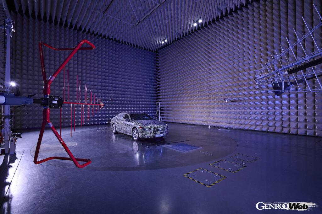 「BMW i7は「究極の静音性能」を目指す。EV特有のノイズを解消する方法とは？」の17枚目の画像