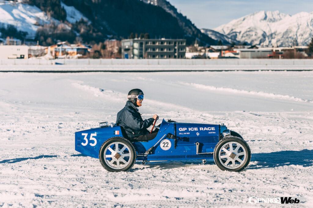 2022年の「GP アイスレース」でセーフティカーを務めたブガッティ ベイビー II。
